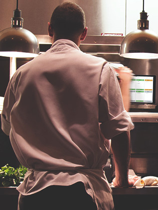 Cuisinier qui utilise KDS Lightspeed