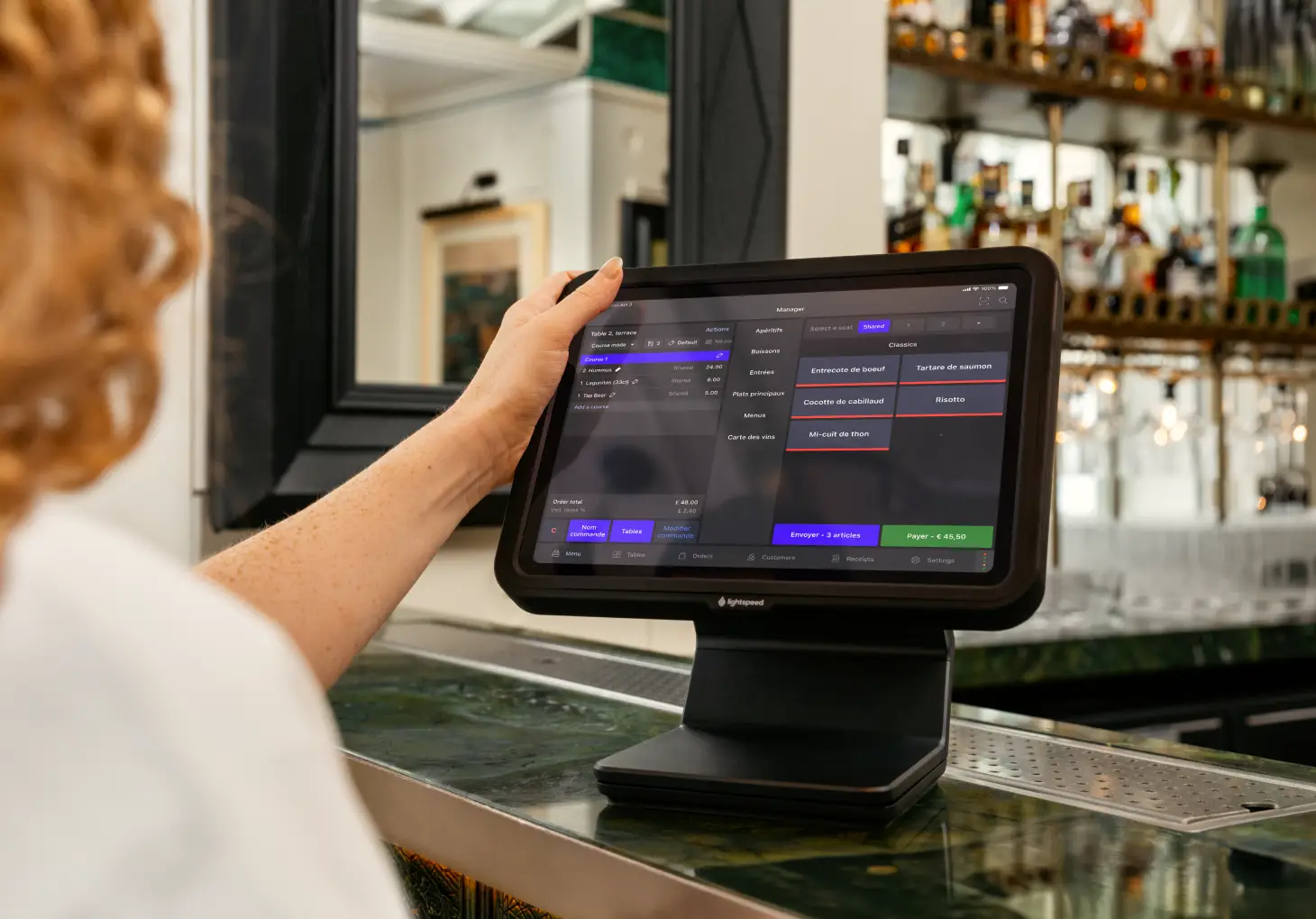 Caisse enregistreuse tactile certifiée NF525 qui enregistre un règlement sur iPad