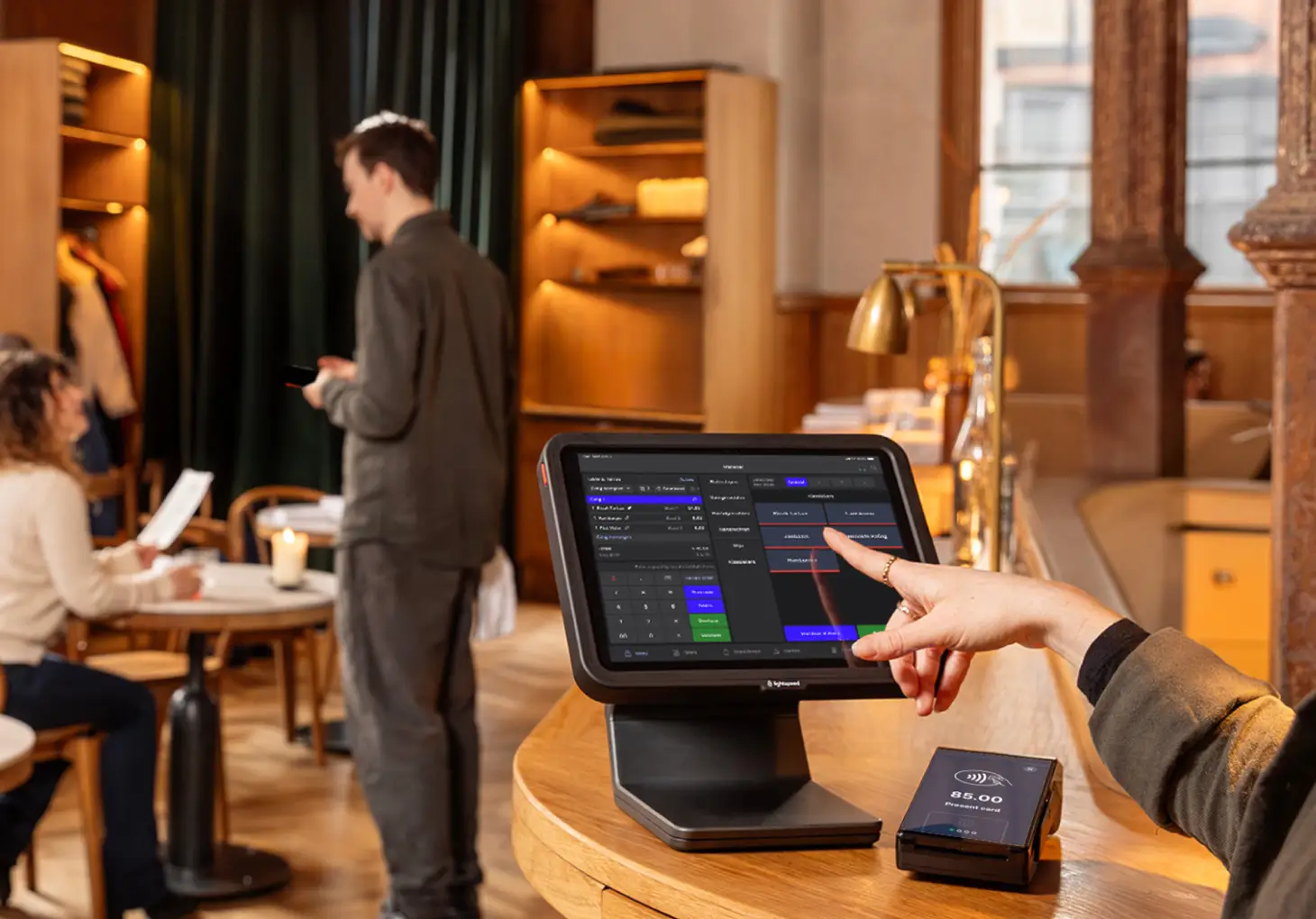 Caisse iPad sur support comptoir avec imprimante de reçus et terminal de paiement